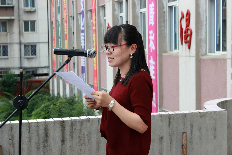 教務(wù)處主任張起晶做高考總結(jié)講話(huà).jpg